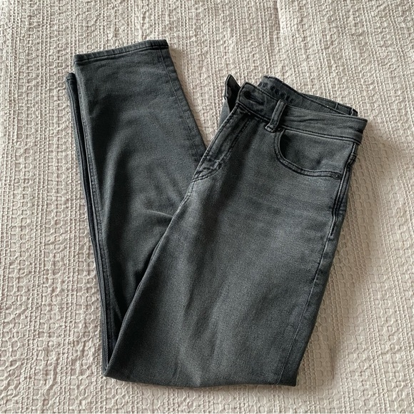 American Eagle Outfitters Denim - American Eagle High Waisted Mom Jean Black Washed Grey Sz 2 Short Stretch